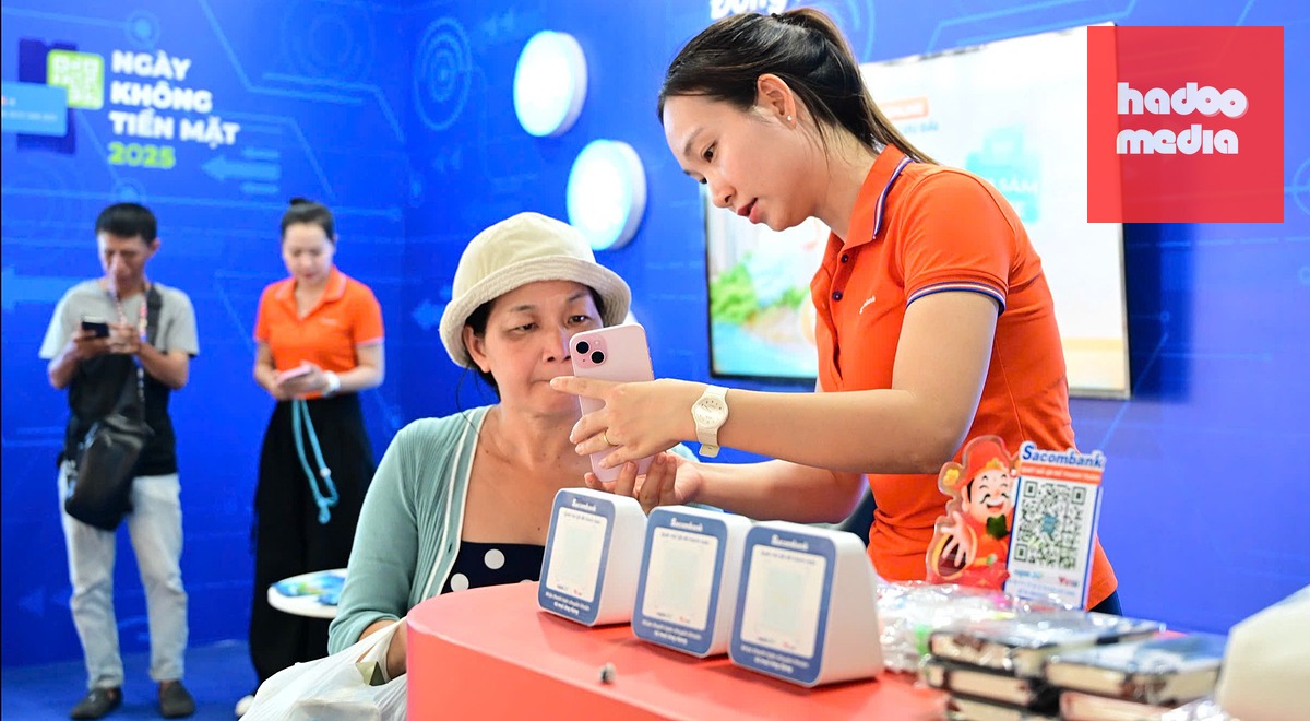 Hiện loa ting ting rất phổ biến và nhiều ngân hàng đã tặng cho khách hàng khi mở tài khoản hộ kinh doanh - Ảnh minh họa nhân viên ngân hàng hướng dẫn cho hộ kinh doanh sử dụng loa - Ảnh: QUANG ĐỊNH