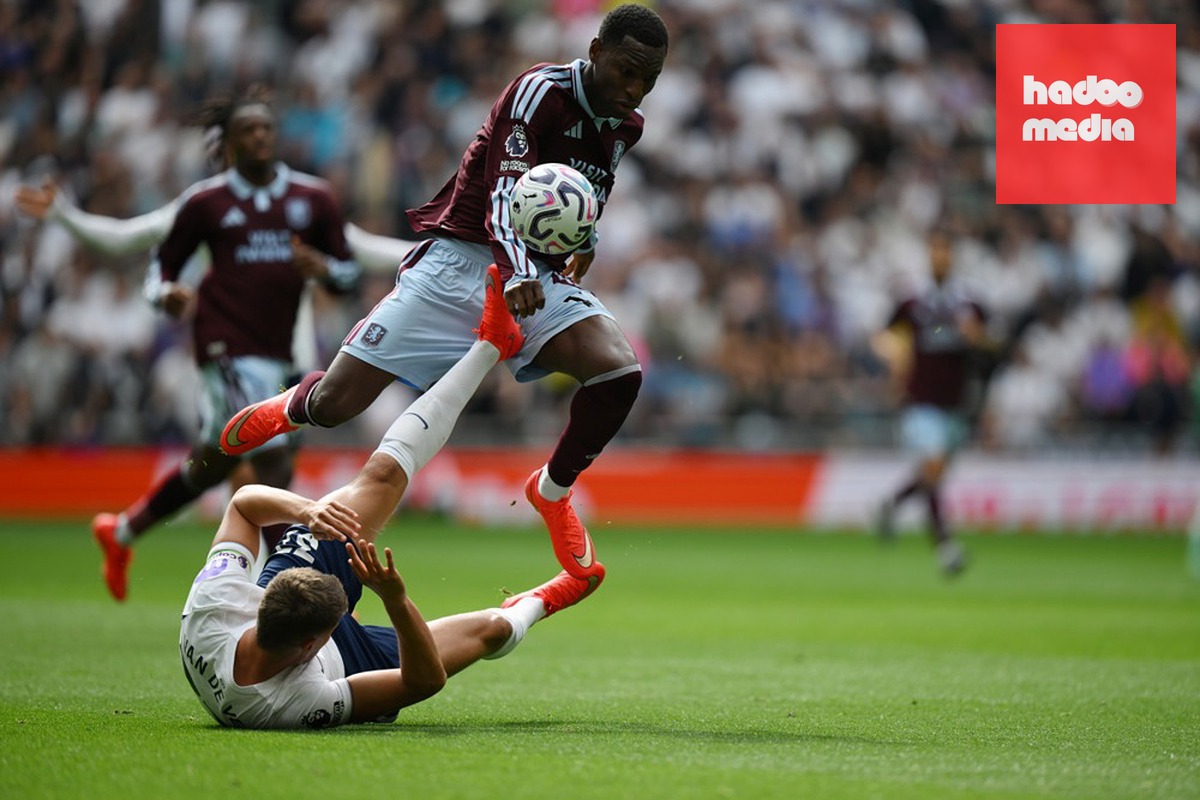 Nicolas Jackson liên tiếp cho thấy sức càn lướt và khả năng uy hiếp đến tuyến phòng ngự của Tottenham Spurs. Anh thậm chí đã có cú sút về phía khung thành của Antonin Kinsky nhưng bóng đã đi ra ngoài. Ảnh: EPA.