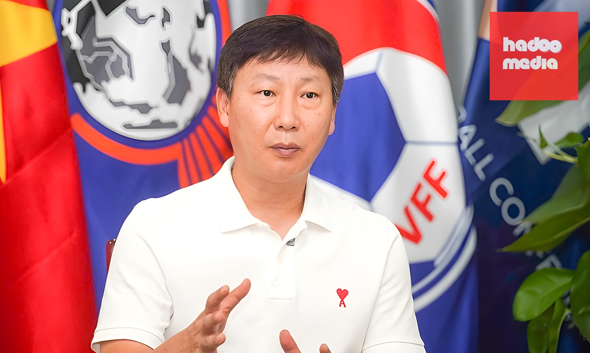HLV Kim Sang-sik có dàn nhân sự chất lượng. Ảnh: VFF.