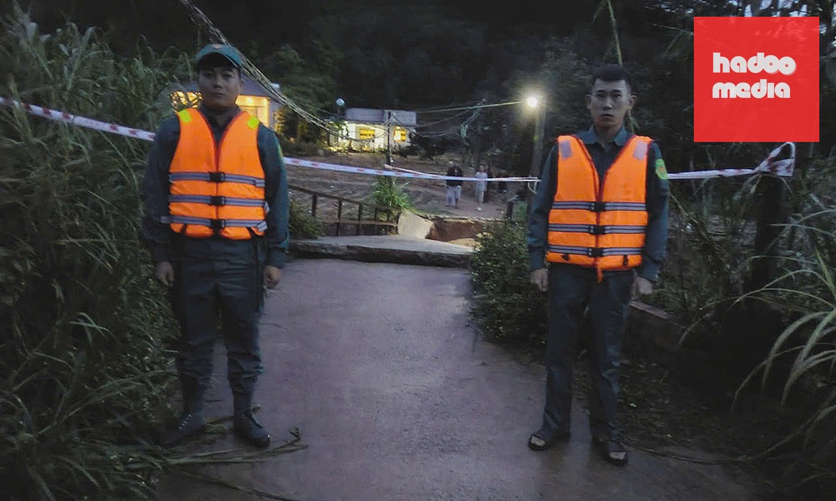 Chính quyền rào chắn hiện trường sạt lở. Ảnh: Hoài Thanh