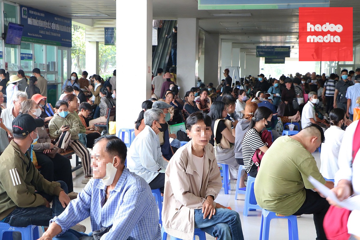 Bệnh nhân xếp hàng từ sớm tại Bệnh viện Ung bướu TP.HCM để đợi đến lượt thăm khám - Ảnh: THU HIẾN