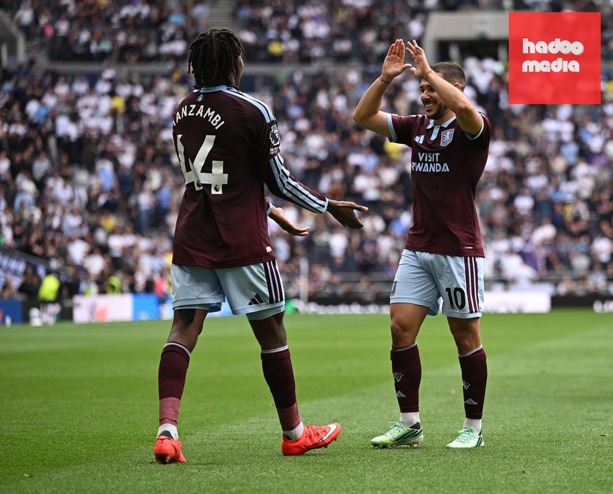 Emiliano Buendia ghi bàn thắng thứ 3 cho Aston Villa bằng một siêu phẩm sút xa. Ảnh: EPA.