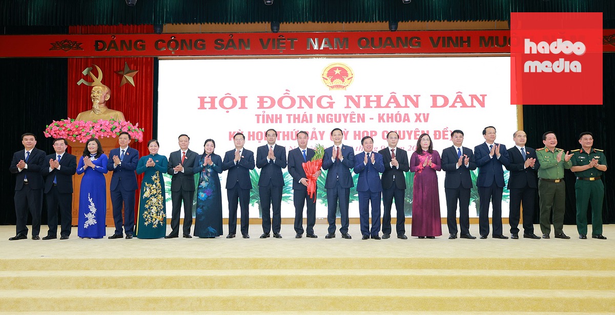 Các lãnh đạo tỉnh Thái Nguyên tặng hoa chúc mừng ông Nguyễn Thế Mạnh - Phó bí thư Tỉnh ủy, Chủ tịch UBND tỉnh Thái Nguyên - Ảnh: MẠNH THẮNG