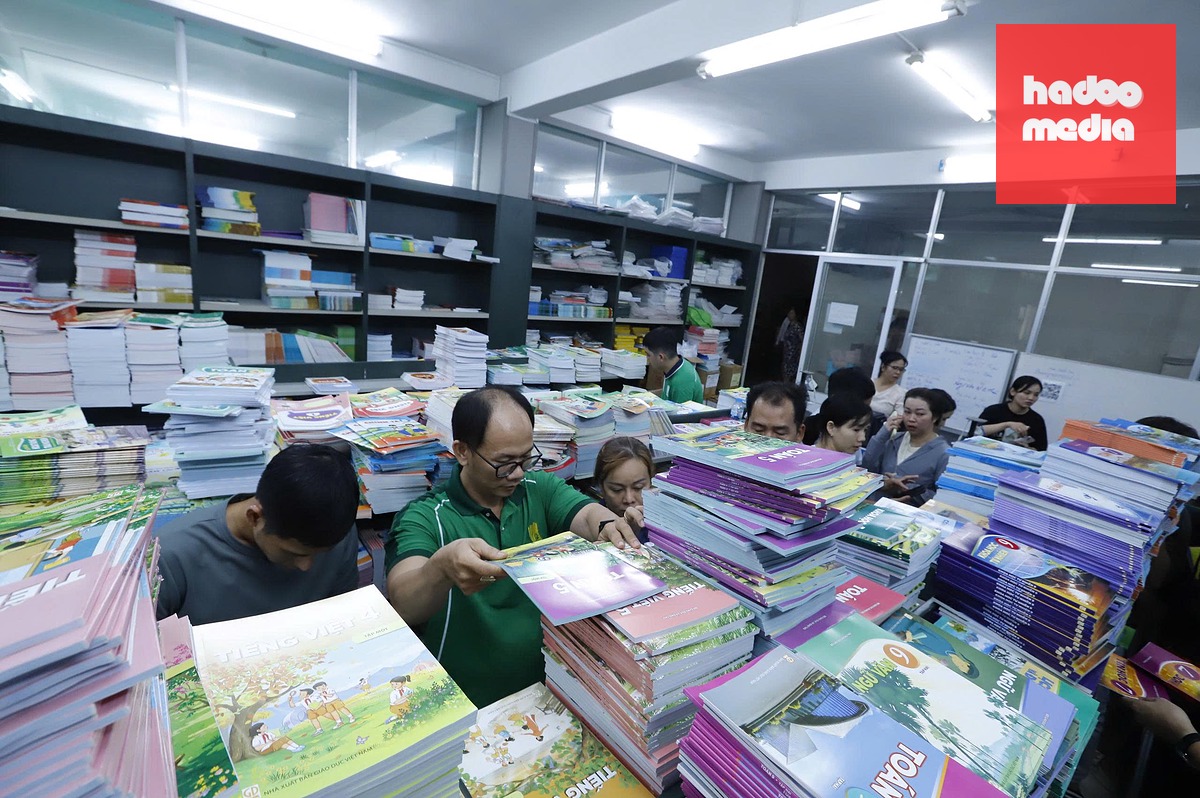 Phụ huynh tìm mua sách cho con tại cửa hàng sách của NXB Giáo Dục Việt Nam ở TP.HCM sáng 20-8 - Ảnh: NHƯ HÙNG