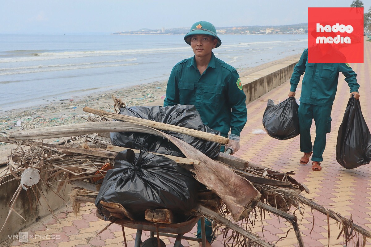 Rác thải phủ kín hơn một km bãi biển Mũi Né gây ô nhiễm nghiêm trọng