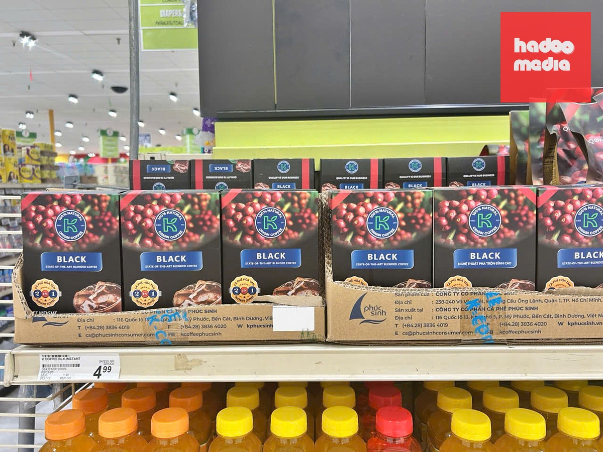 Sản phẩm K Coffee lên kệ Fiesta Mart - Ảnh: LNS