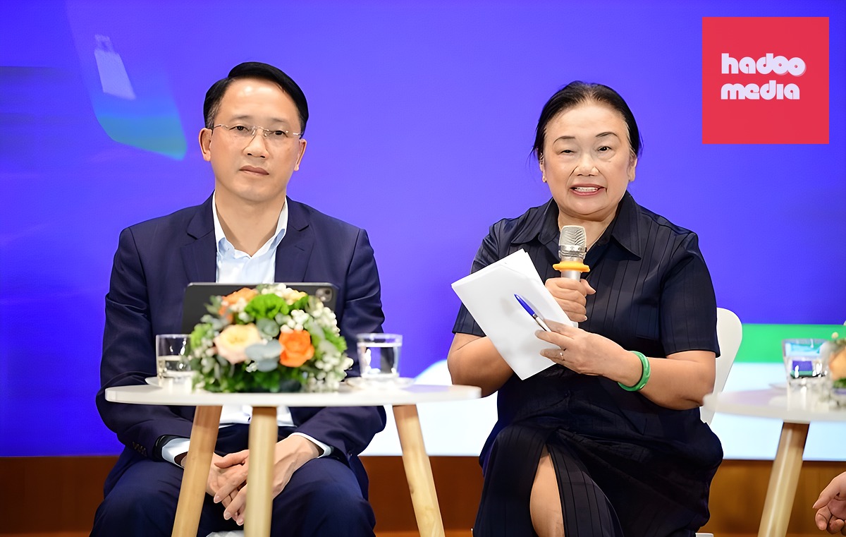 Bà Nguyễn Thị Cúc và ông Mai Sơn, Phó cục trưởng Cục Thuế (Bộ Tài chính) giải đáp trong một hội thảo về thuế hộ kinh doanh do báo Tuổi Trẻ tổ chức - ẢNH: Q.ĐỊNH
