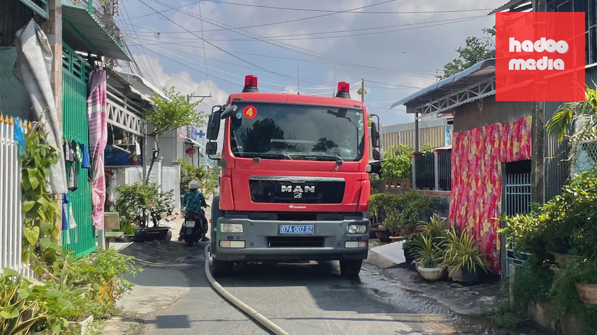 Xe chữa cháy đến hiện trường dập lửa. Ảnh: Ngọc Tài