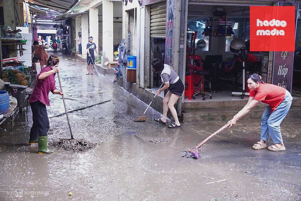 Tiểu thương chợ Vinh dọn dẹp cửa hàng, sáng 20/9. Ảnh: Đức Hùng