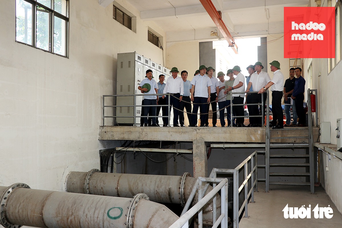 Ông Võ Trọng Hải - Phó bí thư Tỉnh ủy, Chủ tịch UBND tỉnh Nghệ An - kiểm tra tạm bơm tiêu úng của Vinh vào tháng 4-2026 - Ảnh: TÂM PHẠM