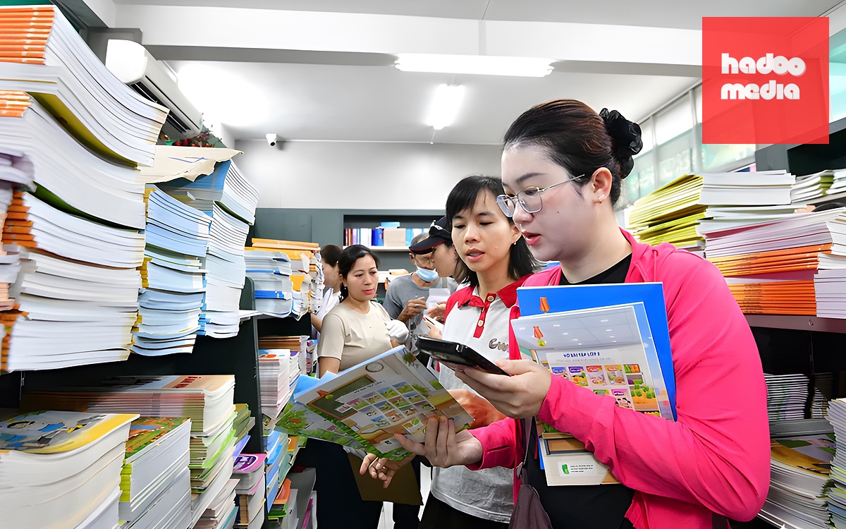 Bộ trưởng Hoàng Minh Sơn: Nghiêm túc rút kinh nghiệm và 'chắc chắn không xảy ra' thiếu sách giáo khoa vào năm tới - Ảnh 2.