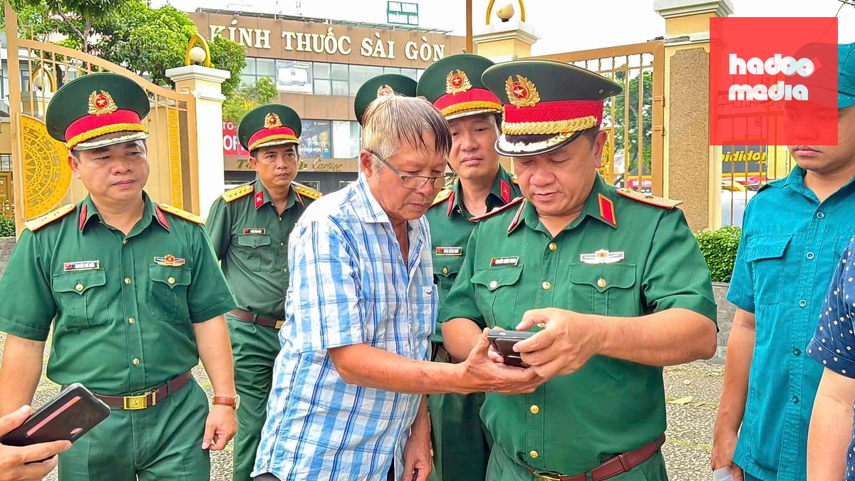 Thiếu tướng Nguyễn Thành Trung, Chính ủy Bộ Tư lệnh TP.HCM tại khu vực đài liệt sĩ quận Gò Vấp cũ - Ảnh: Bộ Tư lệnh TP.HCM