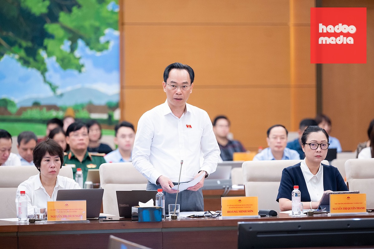Bộ trưởng Bộ Giáo dục và Đào tạo Hoàng Minh Sơn giải trình - Ảnh: QUỐC HỘI