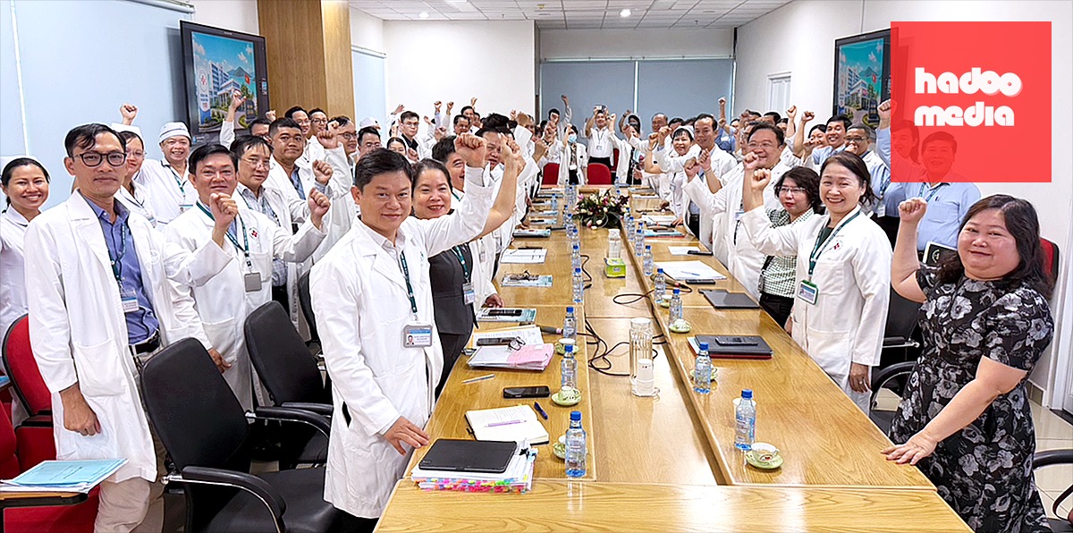 Tập thể lãnh đạo bệnh viện và các khoa, phòng của Bệnh viện Nhân dân 115 quyết tâm thực hiện nhiệm vụ triển khai cơ sở 2 tại đặc khu Côn Đảo - Ảnh: Sở Y tế TP.HCM cung cấp