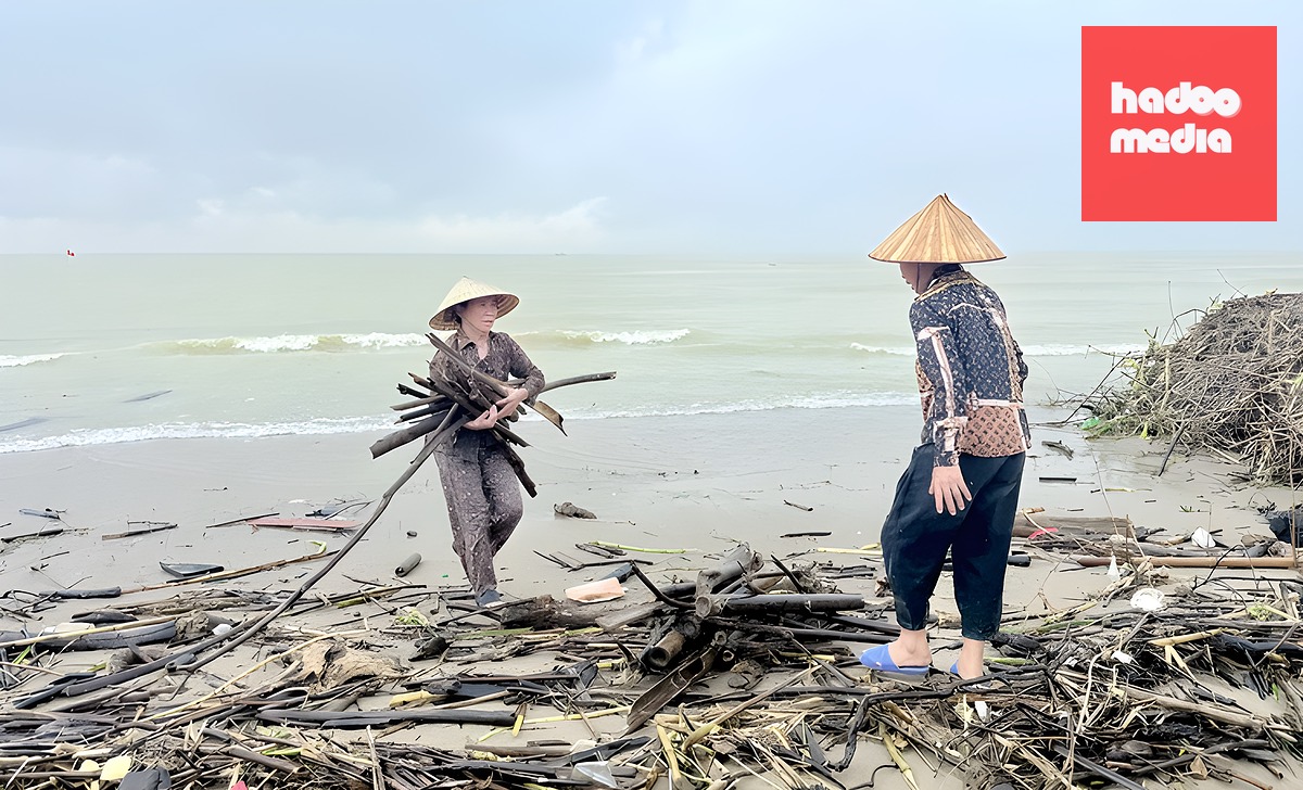Rác thải ngập tràn bãi biển Sầm Sơn sau lũ lớn