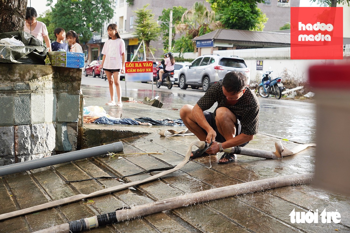 Nước từ bên ngoài tràn vào tầng hầm với tốc độ nhanh sau khi một xe bán tải chạy qua tạo sóng, làm đổ hệ thống cửa chắn tạm thời tại lối ra vào. Ban quản lý tòa nhà huy động ba máy bơm công suất lớn để hút nước. Các máy bơm hoạt động liên tục từ ngày 19-9 đến chiều 20-9 - Ảnh: DOÃN HÒA