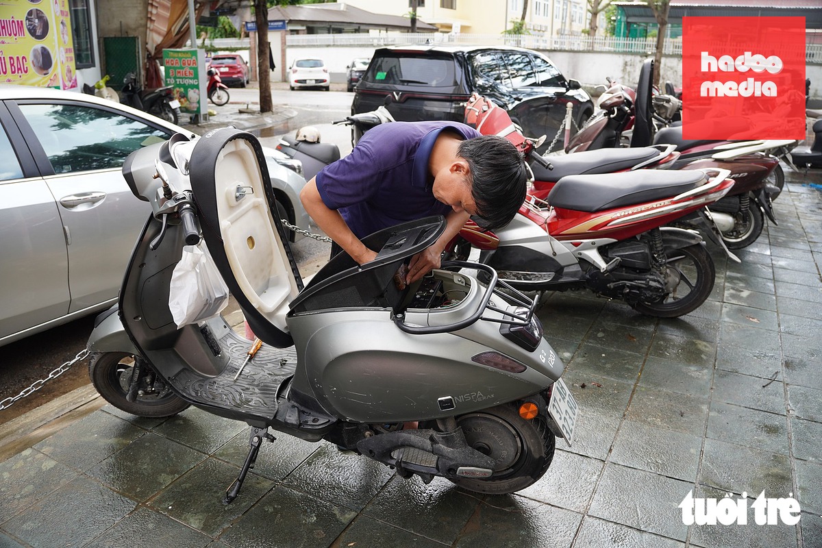 Bơm nước cả ngày 'cứu' hàng chục xe máy trong hầm chung cư - Ảnh 6.