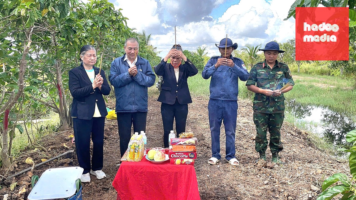 Gia đình liệt sĩ Tô Văn Thanh tìm về nơi liệt sĩ hy sinh, tới vị trí các cán bộ chiến sĩ đang tìm kiếm quy tập hài cốt để thắp hương - Ảnh: ĐỘI K 92