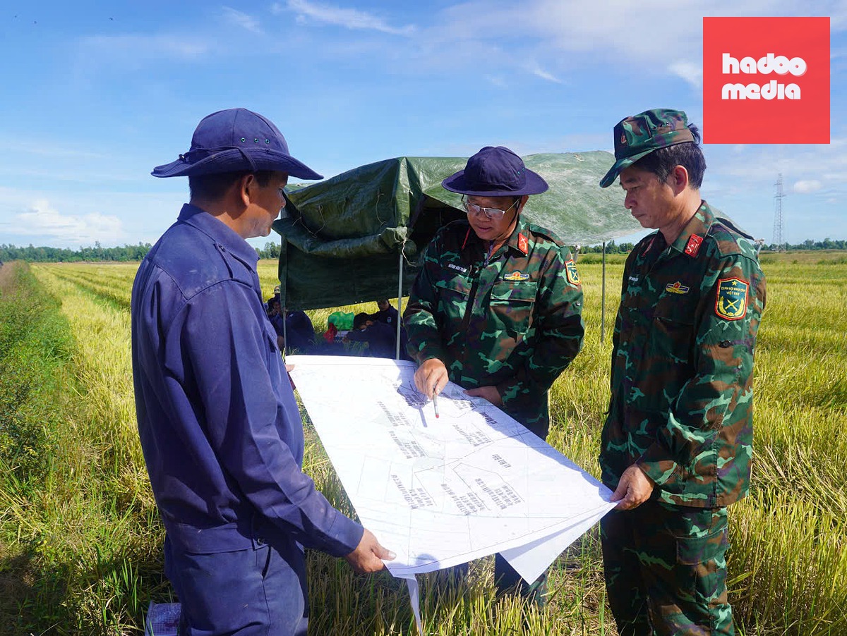 Cán bộ Đội K92 rà soát thông tin 8 vị trí theo tài liệu giải mật từ phía quân đội Mỹ trao trả, có liên quan đến trận đánh cách đây 56 năm - Ảnh: ĐỘI K 92