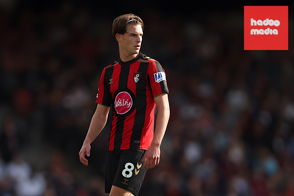 Alex Scott đang là cầu thủ có nhiều đường chuyền tạo cơ hội ghi bàn nhất trong trận này. Ảnh: Steve Bardens/Getty Images.