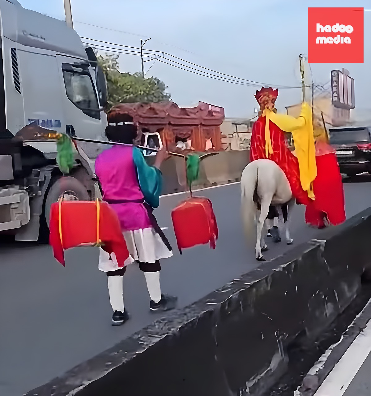 Clip lan truyền mạng xã hội ghi cảnh 4 người hóa trang thành "4 thầy trò Đường Tăng" đi trên đường Phan Văn Khải - Ảnh cắt từ clip