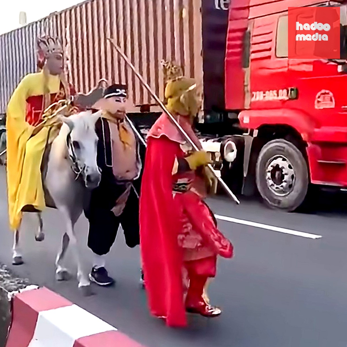 Những người này hóa trang thành nhân vật trong phim Tây Du Ký rồi đi bộ, cưỡi ngựa trong làn ô tô - Ảnh cắt từ clip