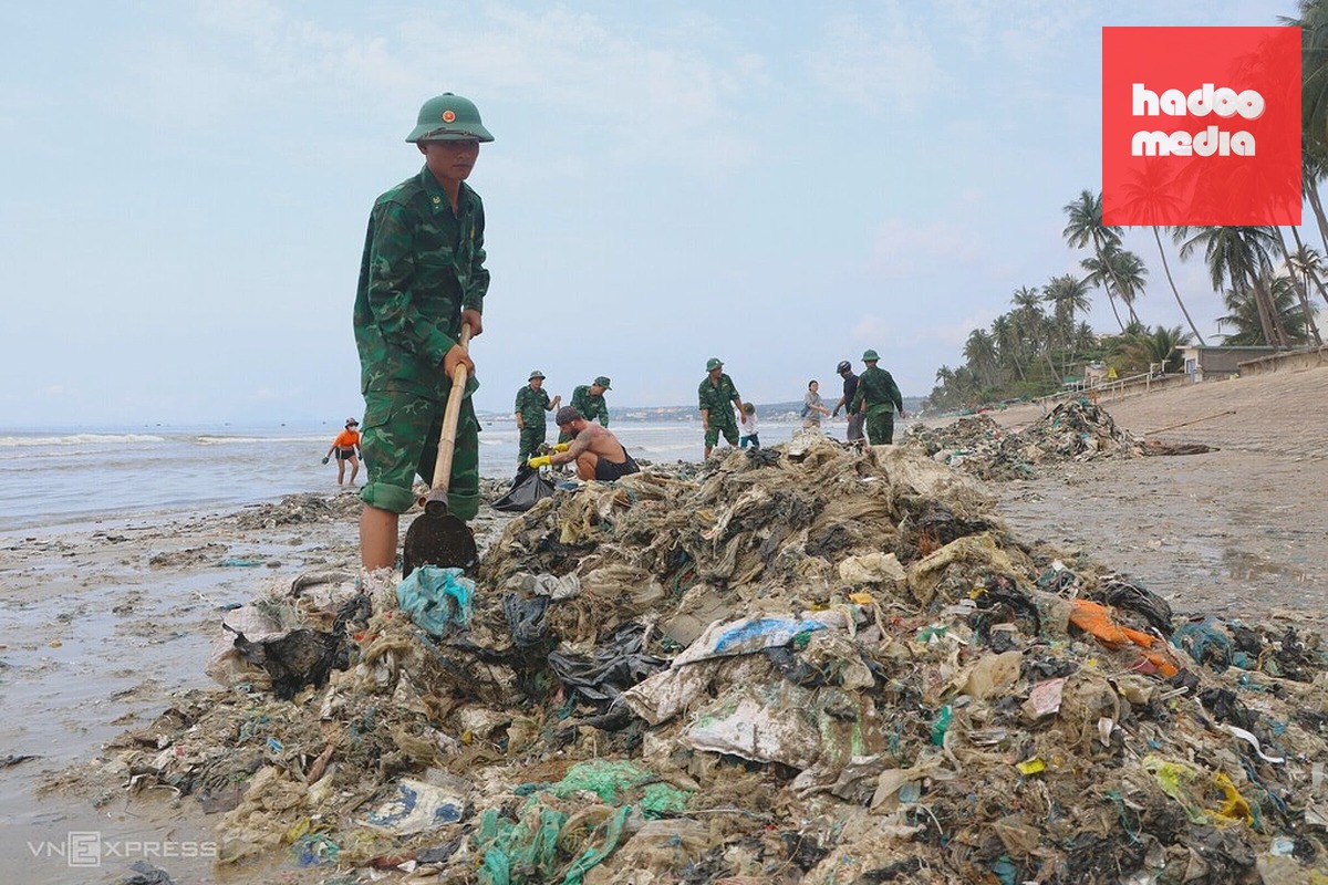 Cán bộ chiến sĩ Đồn Biên phòng Mũi Né tham gia dọn rác trên bãi Rạng, ngày 19/9. Ảnh: Việt Quốc