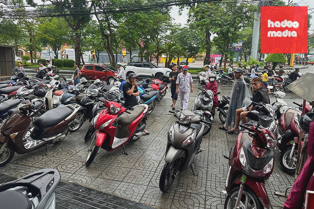 Hàng chục xe máy hư hỏng do ngập nước chờ sửa chữa tại tiệm trên đường Lê Mao, chiều 20/9. Ảnh: Đức Hùng