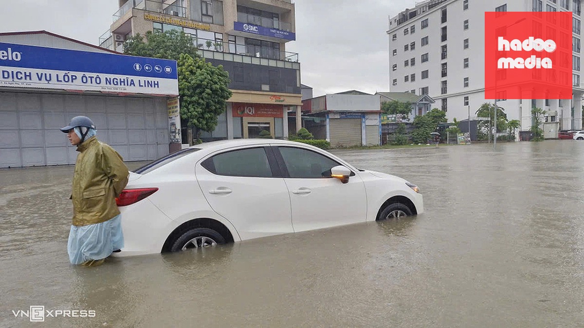 Ôtô 5 chỗ chết máy trên đường 72 m, phường Vinh Phú, chiều 19/9. Ảnh: Đức Hùng
