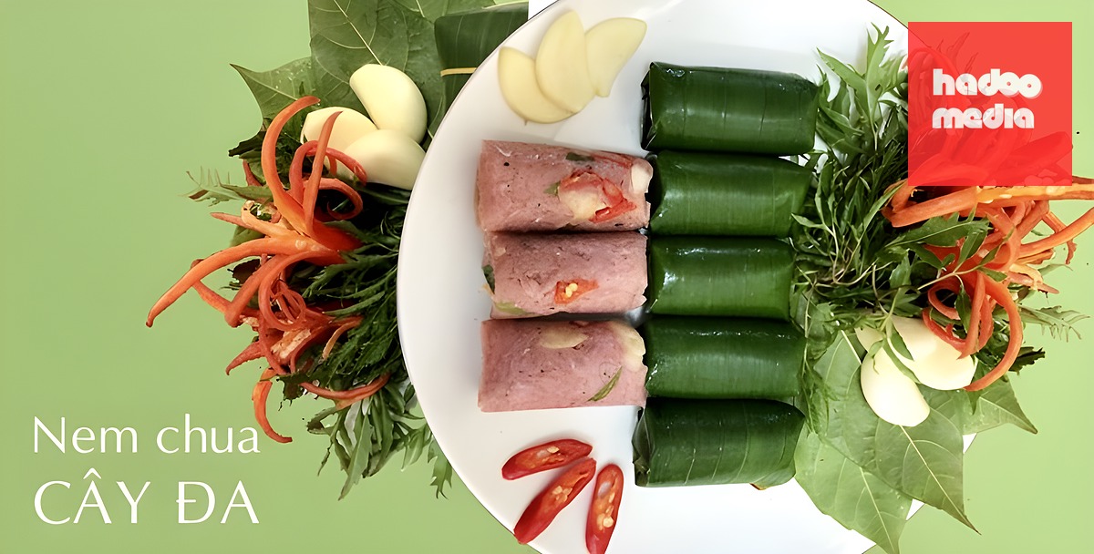 Từng lớp lá chuối gói vị quê nhà trong chiếc nem Cây Đa - Ảnh: Tác giả cung cấp