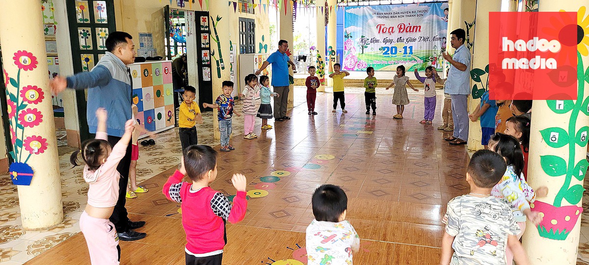 Các thầy giáo Trường mầm non Thành Sơn, huyện Bá Thước (Thanh Hóa) vui chơi cùng các bé - Ảnh: HÀ ĐỒNG
