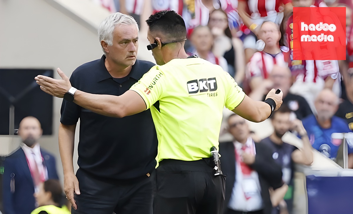 Mourinho không hài lòng về công tác trọng tài. Ảnh: EPA.