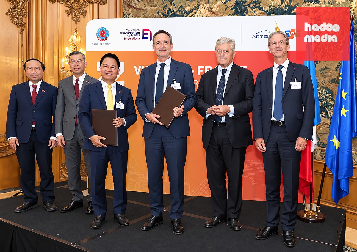 Lãnh đạo T&T Group và TotalEnergies Gas & Power Activities trao biên bản ghi nhớ về hợp tác phát triển dự án điện khí LNG Long Sơn - Ảnh: ANH CHIẾN