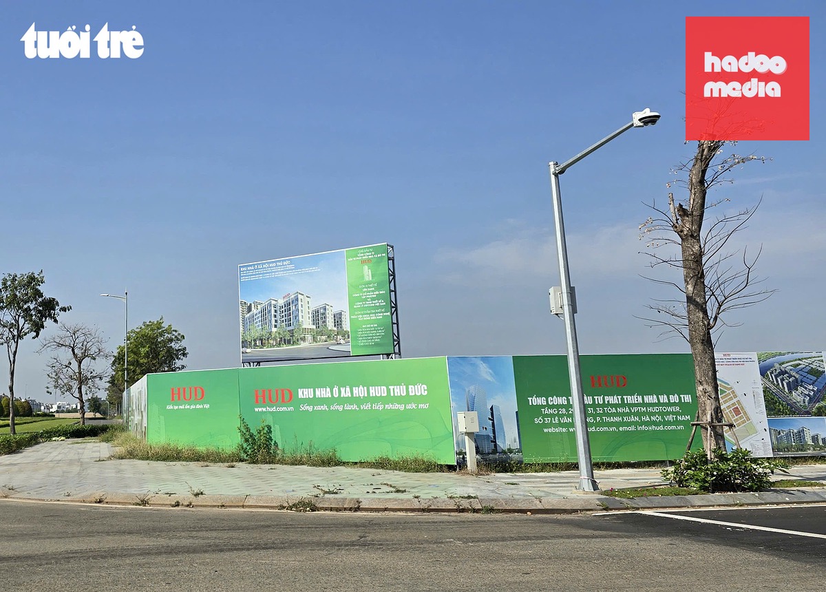 Việc thiếu nguồn cung càng khiến phân khúc nhà ở xã hội trở thành "miếng bánh ngọt" cho nhiều đối tượng lừa đảo. Ảnh chụp một dự án nhà ở xã hội khởi công đã lâu nhưng hiện "trùm mền" tại khu đông TP.HCM - Ảnh: CÔNG TRIỆU