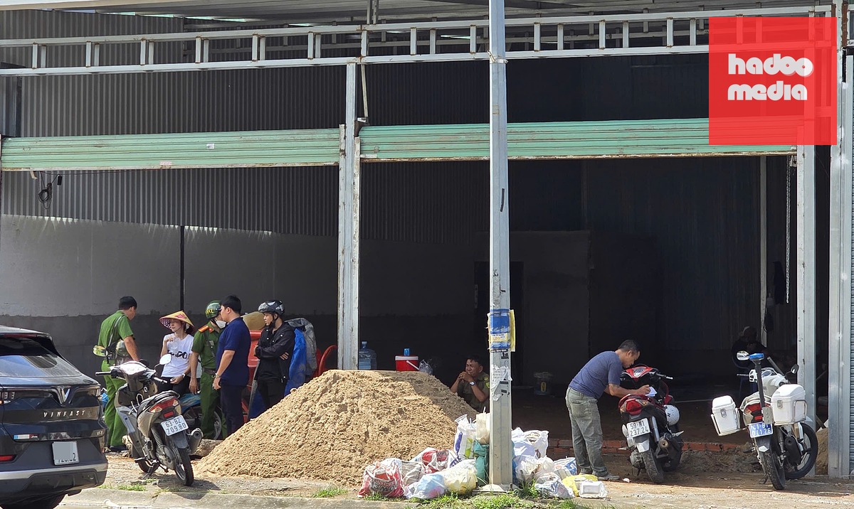 Lực lượng chức năng phường Bình Trưng (TP.HCM) kiểm tra trật tự xây dựng tại một công trình - Ảnh: ÁI NHÂN