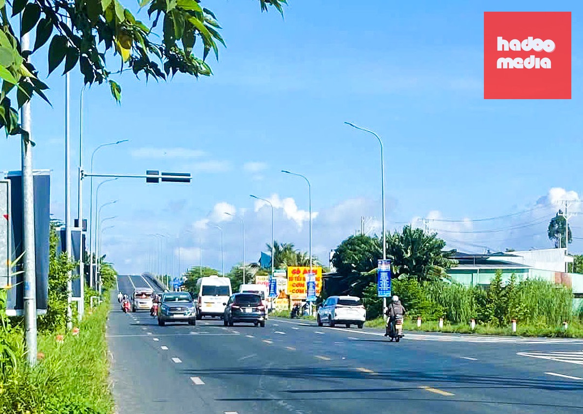 Đường tuyến tránh Long Xuyên (tỉnh An Giang) luôn có xe cộ lưu thông nhiều - Ảnh: TỐNG DOANH