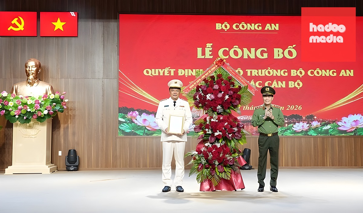 Thượng tướng Lê Quốc Hùng, Thứ trưởng Công an (phải) đã trao quyết định của Bộ trưởng Công an cho đại tá Nguyễn Đình Dương. Ảnh: Công an TP Huế