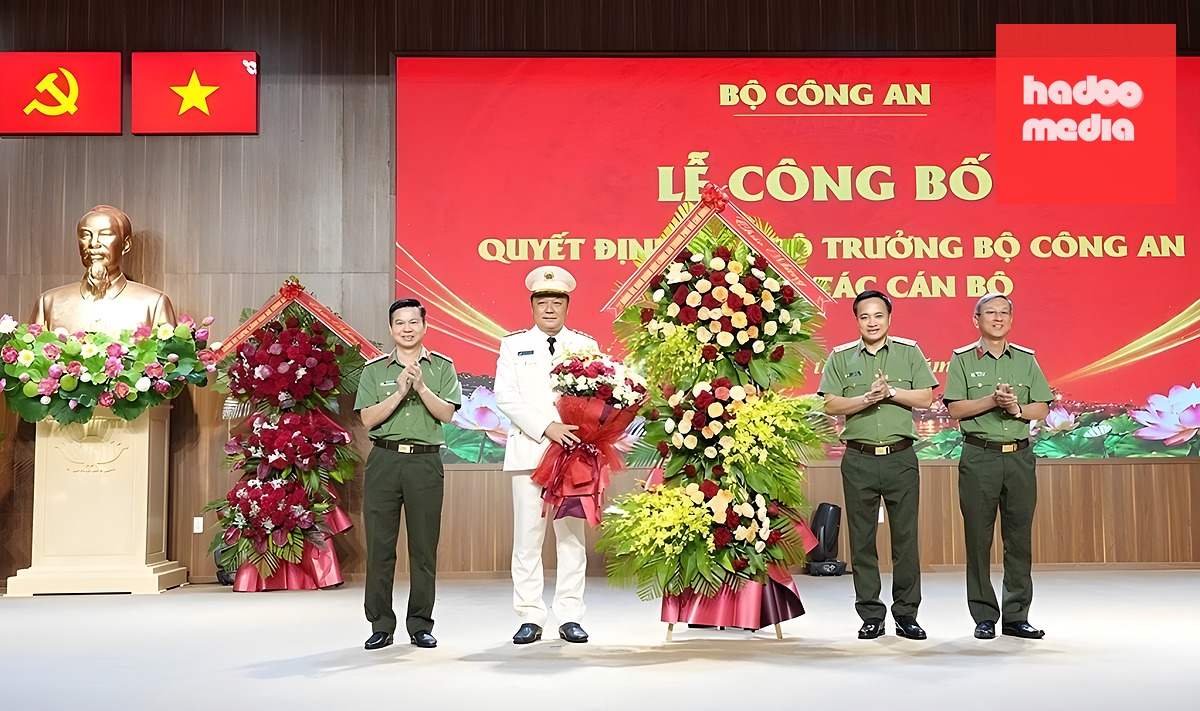 Trung tướng Mai Hoàng, Giám đốc Công an TP HCM (thứ hai bên phải) cùng Ban Giám đốc Công an thành phố tặng hoa chúc mừng đại tá Nguyễn Đình Dương. Ảnh: Công an TP Huế