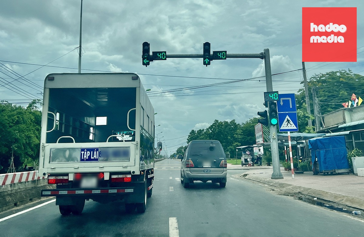 Đối với địa phương không có đường cao tốc, phải bố trí đường đôi có dải phân cách giữa (mỗi chiều có từ hai làn xe cơ giới trở lên) để thay thế cho xe tập lái - Ảnh: THY NHUNG