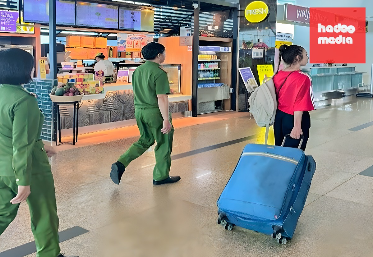 Nikitina Iuliia được lực lượng chức năng đưa ra máy bay để trục xuất vĩnh viễn khỏi Việt Nam - Ảnh: Công an Khánh Hòa