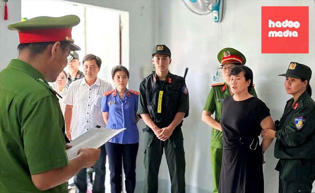 Điều tra viên thi hành lệnh khám xét nơi ở của bà Nguyễn Thị Châu - Ảnh: Công an TP Cần Thơ