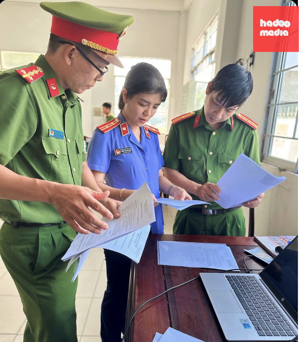 Lực lượng chức năng kiểm tra tài liệu liên quan - Ảnh: Công an TP Cần Thơ
