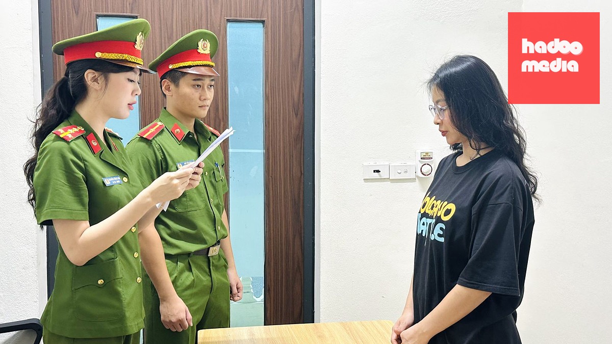 Nghi phạm Lê Thị Thanh Hằng (bìa phải) tại cơ quan công an - Ảnh: Công an tỉnh Thanh Hóa cung cấp