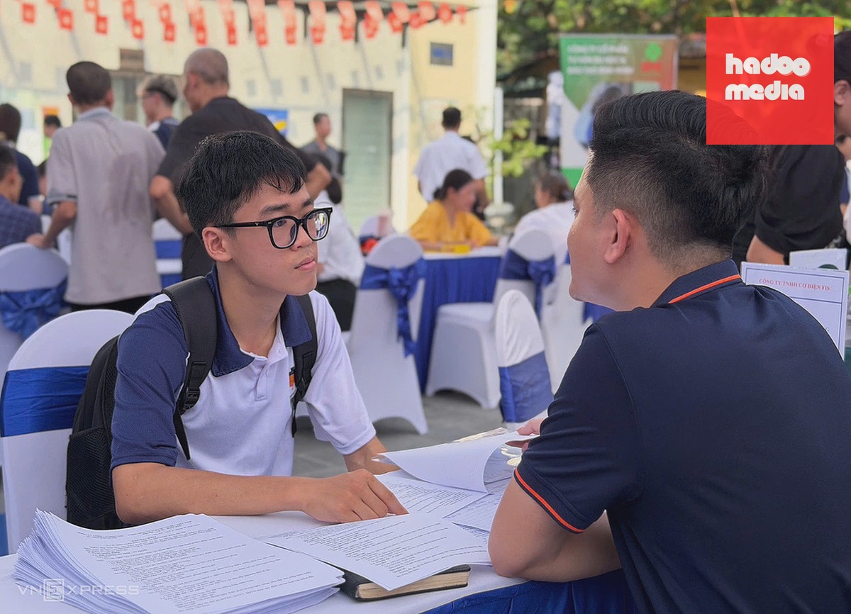 Ông Đặng Tùng Anh giới thiệu về công việc với ứng viên trong phiên giao dịch việc làm Hà Nội, tháng 9/2026. Ảnh: Hồng Chiêu