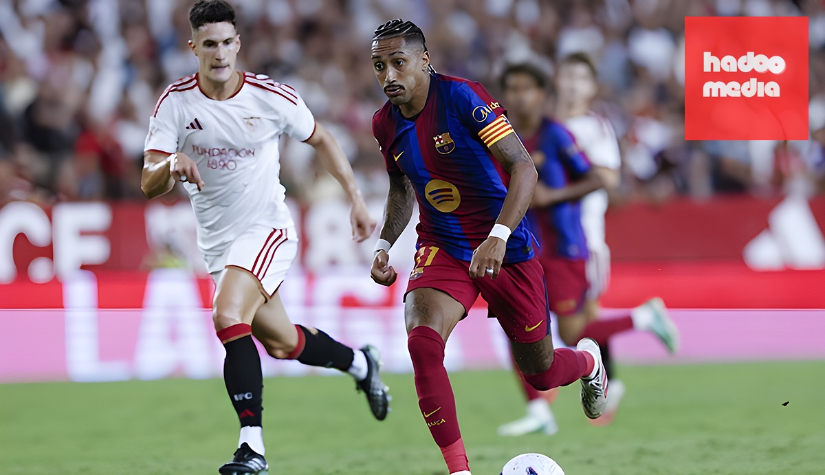 Raphinha ưu tiên gia hạn với Barca. Ảnh: EPA.