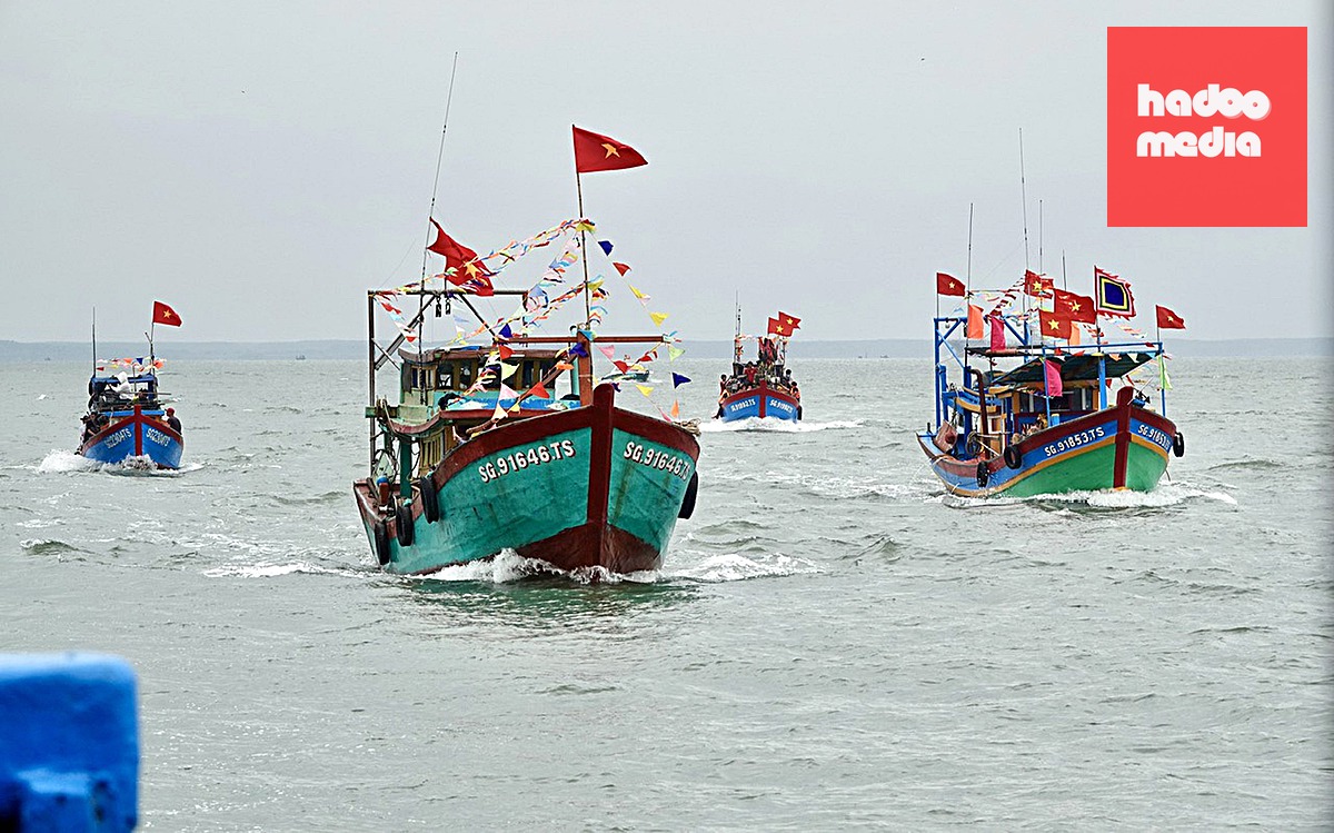 Đoàn ghe của ngư dân chạy theo ghe Nghinh ra khu vực làm lễ trong Lễ hội Nghinh Ông Cần Giờ 2024 - Ảnh: T.T.D.