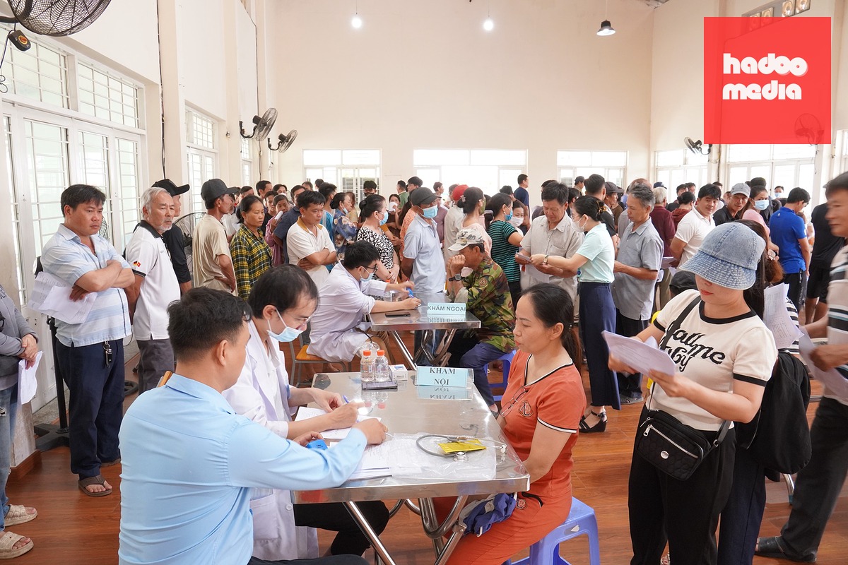 Đông đảo người dân xã Bà Điểm đến Trường THCS Đỗ Văn Dậy khám sức khỏe miễn phí, do đoàn y bác sĩ Bệnh viện Đa khoa khu vực Hóc Môn trực tiếp thăm khám - Ảnh: XUÂN MAI