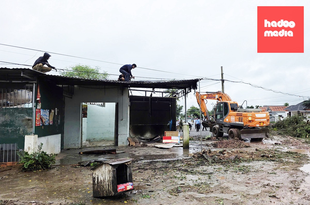 Lực lượng chức năng tổ chức cưỡng chế, tháo dỡ để thu hồi hơn 26m² đất, nhằm gỡ điểm thắt cho dự án đường giao thông nghìn tỉ đồng - Ảnh: N.H.