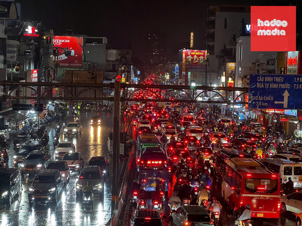 Ngã tư Hàng Xanh hướng về quốc 13 kẹt cứng, hàng dài xe nhích từng chút một qua khu vực - Ảnh: HỮU DUY