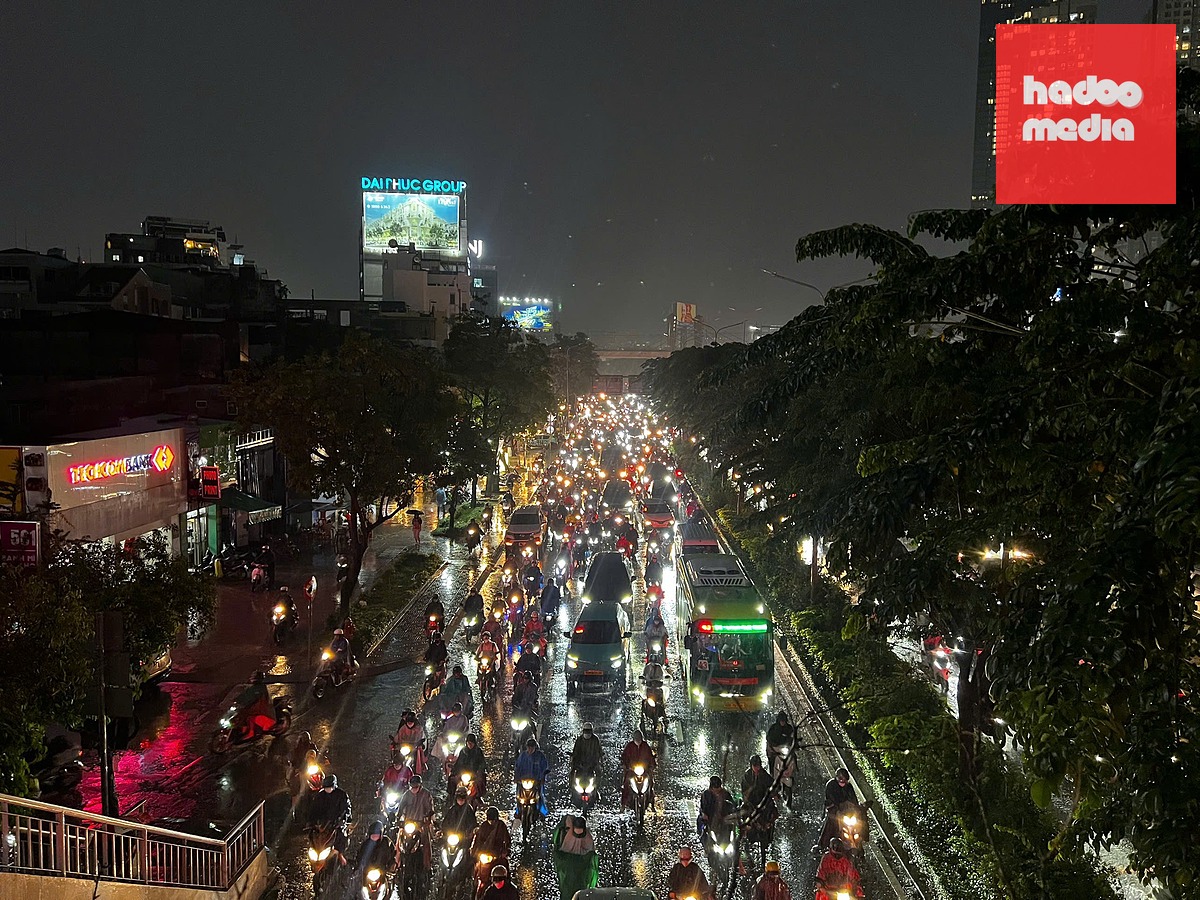 Mưa lớn giờ cao điểm tại TP.HCM: Nhiều tuyến đường ngập sâu, giao thông cầu vượt Hàng Xanh ùn ứ - Ảnh 3.